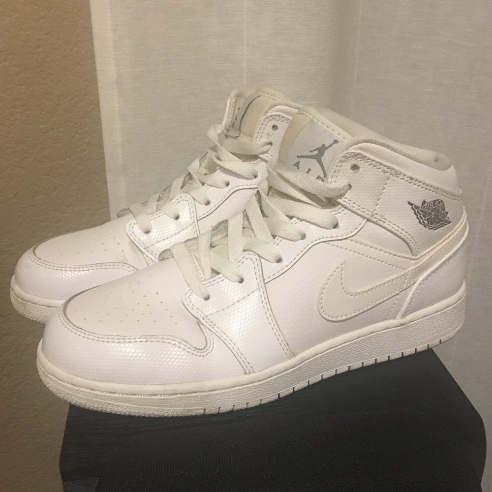 NIKE AIR JORDAN 1